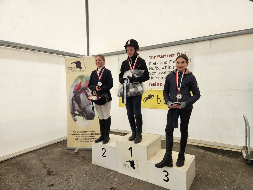 Siegerehrung SVPK Sporttage – Podest im Zelt