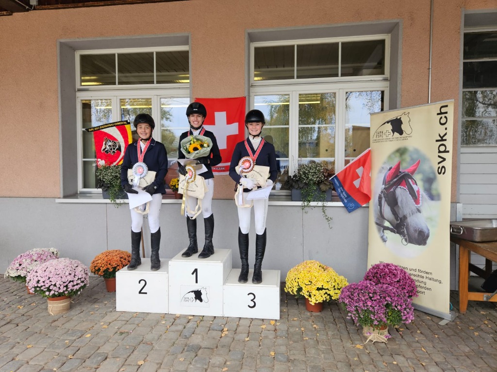 Siegerehrung SVPK Sporttage – Podest mit Blumen und Schweizer Flagge